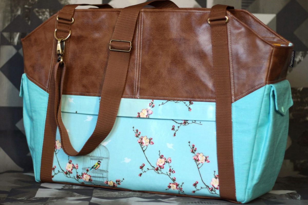 Lexa Big Hansedelli in Aqua Vogelkäfig Wachstuch Au Maison Leinen Weekender nähen Reisetasche Schnittmuster