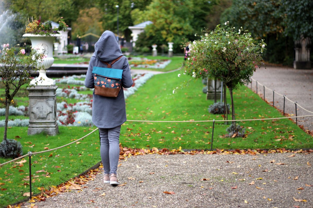 FoldOver 2.0 Hansedelli Rosen auf petrol Peonies Birch Canvas Fold Over Tasche nähen Rucksacktasche Schnittmuster Flora Köln