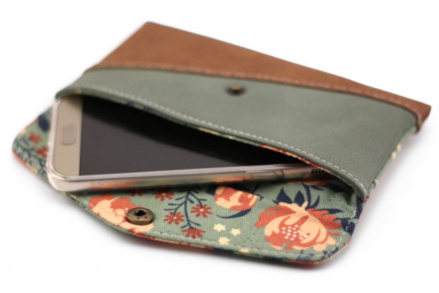 Freebook Smartphonetasche KUORI Hansedelli Khaki Rosen Birch Canvas Peopies Borke Kunstleder Handytasche kostenloses Schnittmuster Täschchen nähen