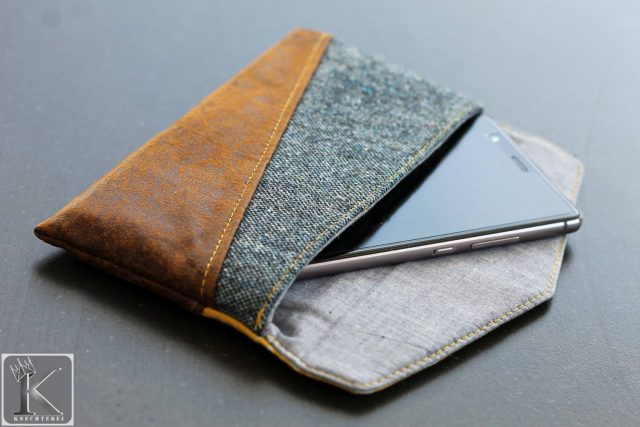 Freebook Smartphonetasche KUORI Hansedelli Jeans Leder Handytasche kostenloses Schnittmuster Täschchen nähen