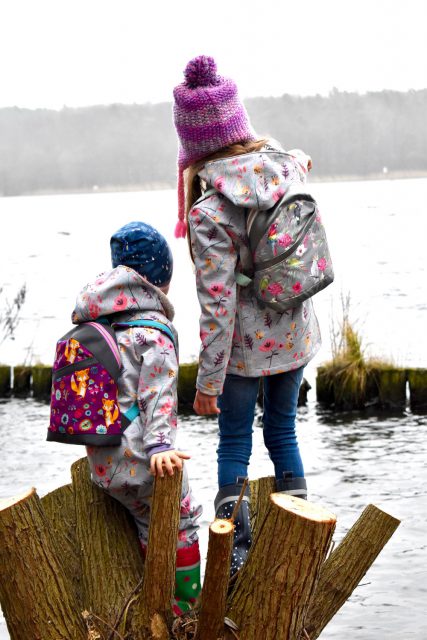 ROANI Hansedelli Kinderrucksack nähen für Kinder Schnittmuster Rucksack Fuchs Blumen Papagei grau lila