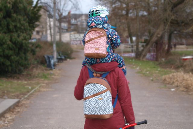 ROANI und ROANA Hansedelli Kinderrucksack nähen für Kinder Schnittmuster Rucksack Boho geometrisches Muster rosa blau