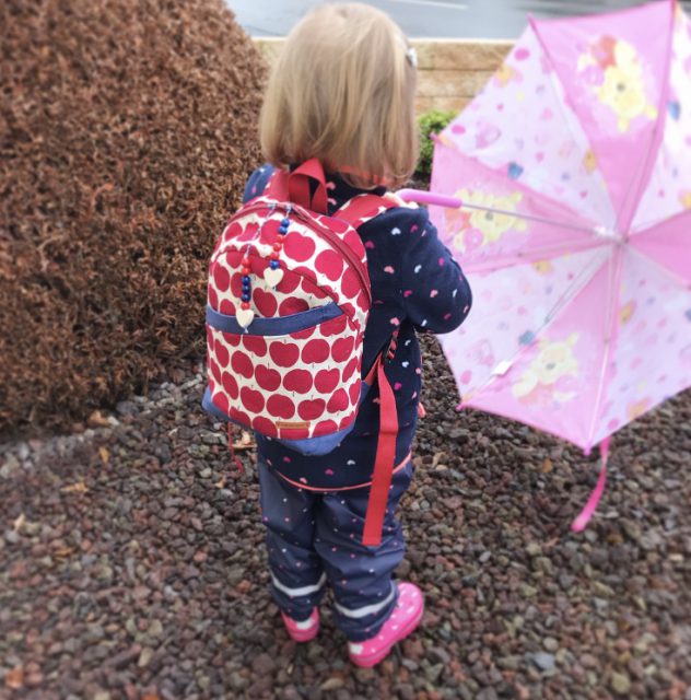 ROANI Hansedelli Kinderrucksack nähen für Kinder Schnittmuster Rucksack Apfel Canvas rot Frau Tulpe