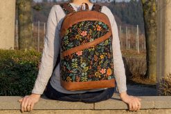 ROANO Hansedelli Rucksack nähen Schnittmuster schwarz Blumen Cotton & Steel Vintage