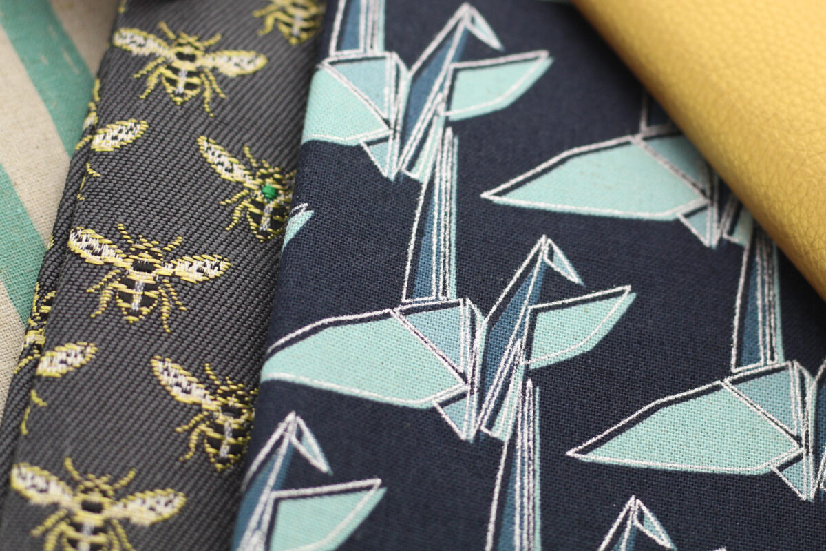 Bienen Jacquard mit Goldfäden und Origami Pelikane mit Silberlinien