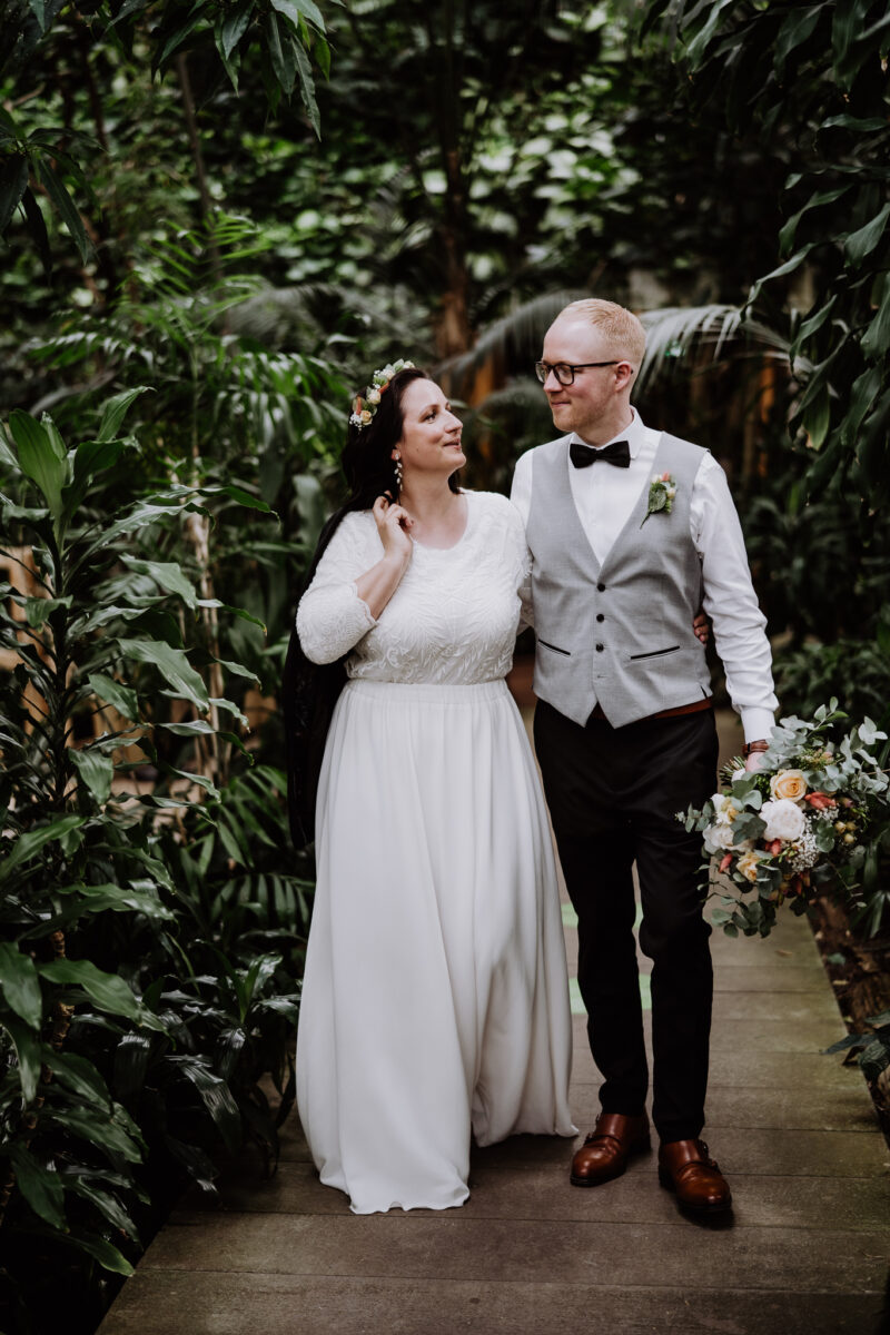 tropical boho wedding Biosphäre Potsdam Brautpaarshooting Hochzeitslicht